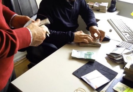 Üsküdar'da bir çuval kaçak döviz ele geçirildi