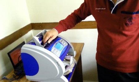 Üsküdar'da bir çuval kaçak döviz ele geçirildi