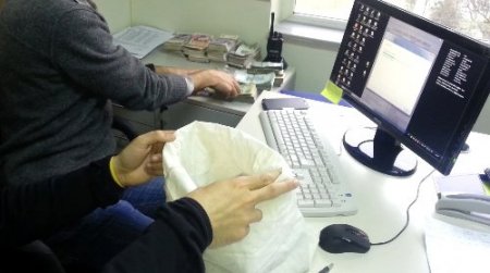 Üsküdar'da bir çuval kaçak döviz ele geçirildi