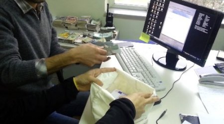 Üsküdar'da bir çuval kaçak döviz ele geçirildi