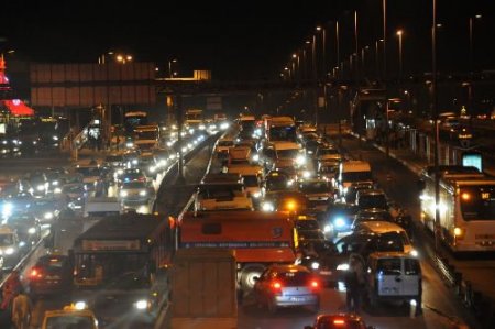 Üst Geçide Takılan Tır'ın Üzerindeki Beton Kalıp Otomobilin Üzerine Düştü: 1 Yaralı