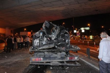Üst Geçide Takılan Tır'ın Üzerindeki Beton Kalıp Otomobilin Üzerine Düştü: 1 Yaralı