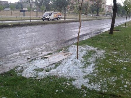 Üst geçidin tavan camı yola uçtu