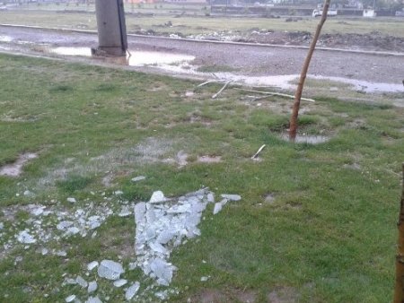 Üst geçidin tavan camı yola uçtu