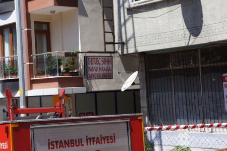 Üst Katı Ve Çatısı Alev Alev Yanan Apartmanda Can Pazarı