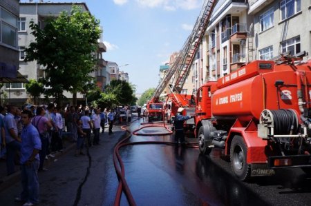 Üst Katı Ve Çatısı Alev Alev Yanan Apartmanda Can Pazarı