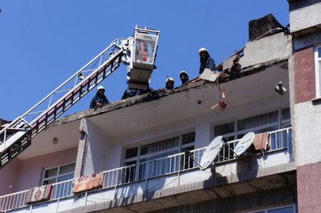 Üst Katı Ve Çatısı Alev Alev Yanan Apartmanda Can Pazarı