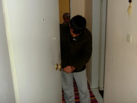 Üst kattaki komşularına yemeğe çıkan çiftin evi soyuldu