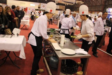 Usta şefler, hem hünerlerini sergiledi hem balıklarla şov yaptı