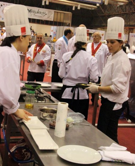 Usta şefler, hem hünerlerini sergiledi hem balıklarla şov yaptı