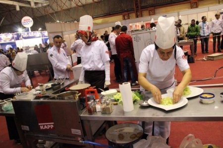 Usta şefler, hem hünerlerini sergiledi hem balıklarla şov yaptı