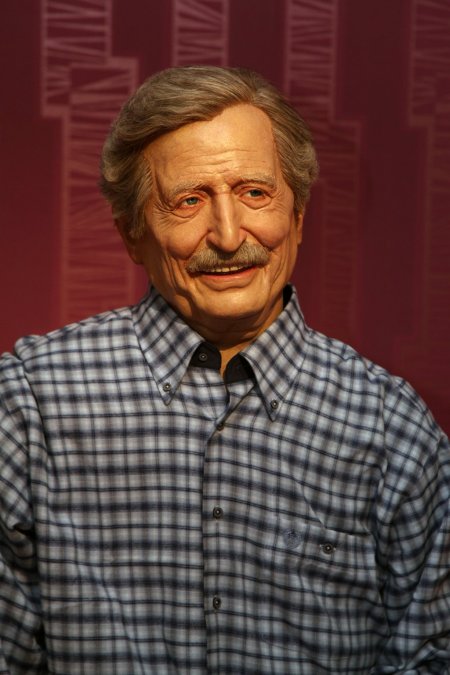 Usta tiyatrocu Metin Serezli, balmumu heykeliyle hatırlanacak