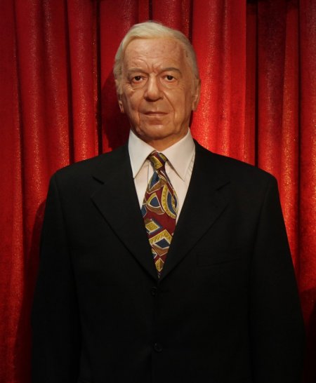 Usta tiyatrocu Metin Serezli, balmumu heykeliyle hatırlanacak