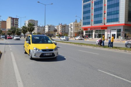 Üstgeçidi olmayan yoldan geçen vatandaşlar hayatını tehlikeye atıyor