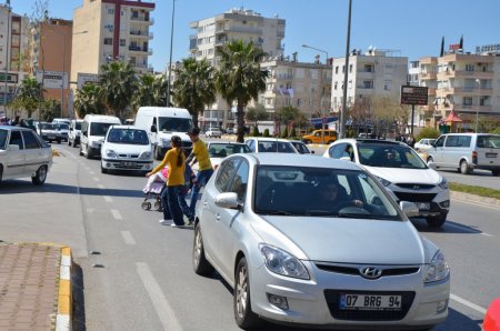 Üstgeçidi olmayan yoldan geçen vatandaşlar hayatını tehlikeye atıyor
