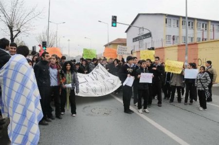 'üşüdük' Diyen Öğrenciler Yol Kapattı