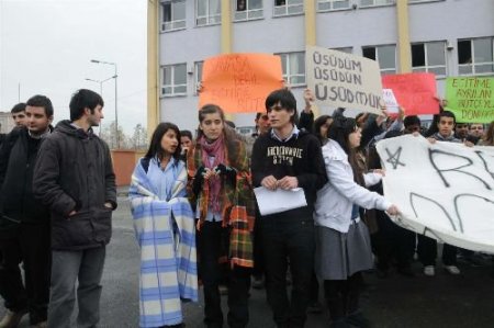 'üşüdük' Diyen Öğrenciler Yol Kapattı