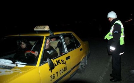 Uygulamayı Haber Yapan Gazeteciler Polis Otosuna Sığındı