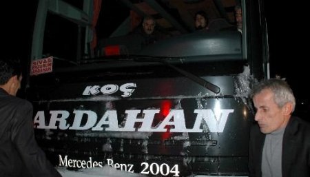 Uygulamayı Haber Yapan Gazeteciler Polis Otosuna Sığındı