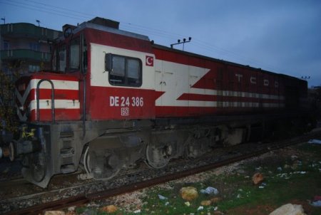 Uyuşturucu bağımlısı gence yük treni çarptı