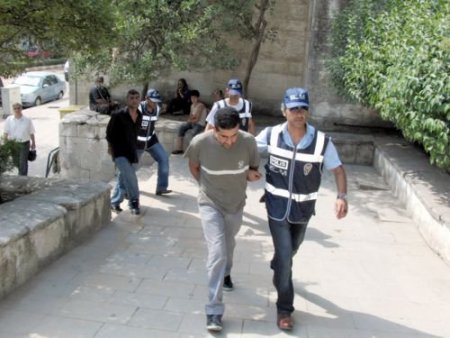 Uyuşturucu Kaçakçıları, Polis Otosuna Çarpınca Yakalandı