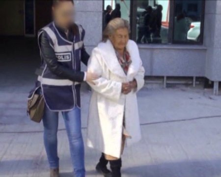 Uyuşturucu kuryesi Bolivyalı nine, yakayı ele verdi