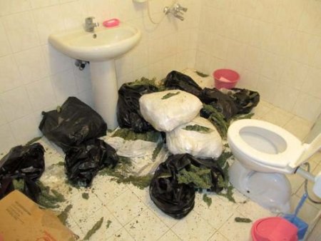 Uyuşturucu Nakliyatı Yapmak İçin Polisi Taklit Etmişler