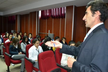 Uyuşturucu önleme seminerleriyle öğrenciler bilgilendiriliyor