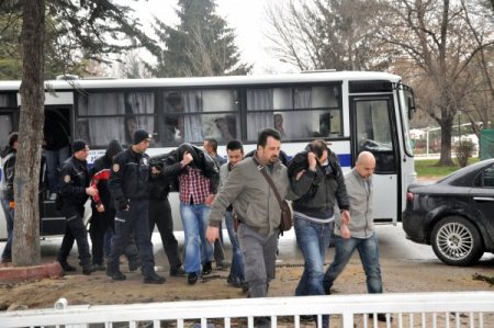 Uyuşturucu Operasyonunda Yakalanan 50 Kişiden 40'ı Adliyeye Çıkarıldı