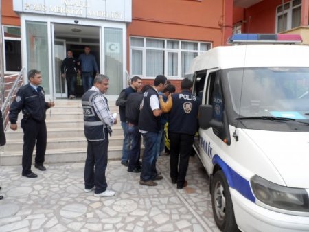 Uyuşturucu sattıkları iddiasıyla yakalanan 5 kişi adliyeye sevk edildi