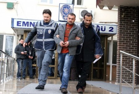 Uyuşturucu taciri, esrarı köpeğin barakasına gömmüş