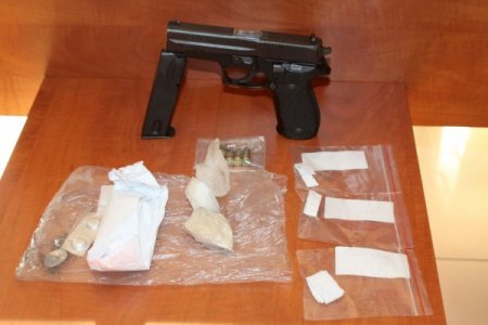 Uyuşturucu tacirinin evinde uyuşturucu koklayan keçi polisi şaşırttı