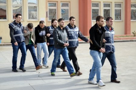 Uyuşturucu tacirinin evinde uyuşturucu koklayan keçi polisi şaşırttı