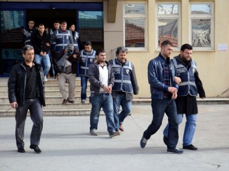 Uyuşturucu tacirinin evinde uyuşturucu koklayan keçi polisi şaşırttı