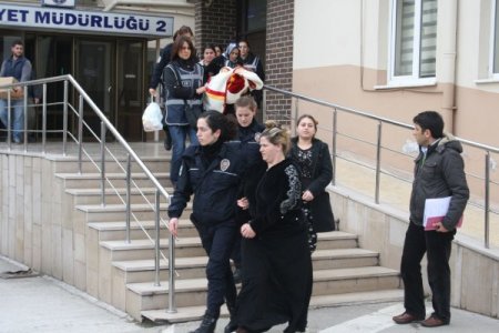 Uyuşturucu zanlısı, adliyeye bebeğiyle birlikte gitti