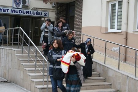 Uyuşturucu zanlısı, adliyeye bebeğiyle birlikte gitti