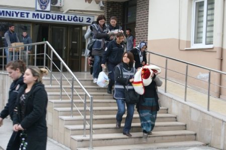 Uyuşturucu zanlısı, adliyeye bebeğiyle birlikte gitti