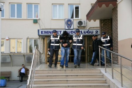 Uyuşturucuyu yakalatmamak için üzerine zift dökmüş