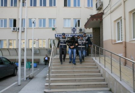 Uyuşturucuyu yakalatmamak için üzerine zift dökmüş