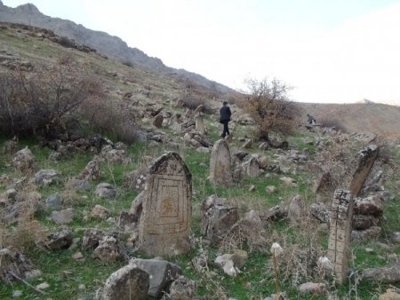 Üzerinde değişik figürler bulunan mezar taşları merak uyandırıyor