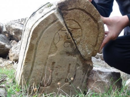 Üzerinde değişik figürler bulunan mezar taşları merak uyandırıyor