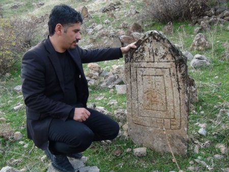 Üzerinde değişik figürler bulunan mezar taşları merak uyandırıyor