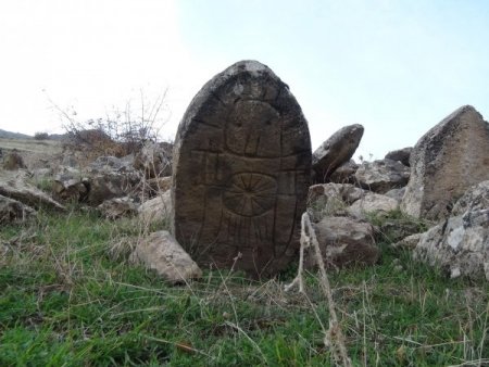 Üzerinde değişik figürler bulunan mezar taşları merak uyandırıyor