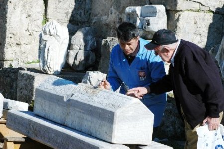 Üzerinde Dünyanın Fani Olduğunu Yazan Sandukalar Turistlerin İlgisini Çekiyor