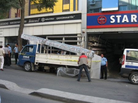 Üzerine alüminyum levha düşen işçi öldü