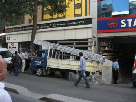 Üzerine alüminyum levha düşen işçi öldü