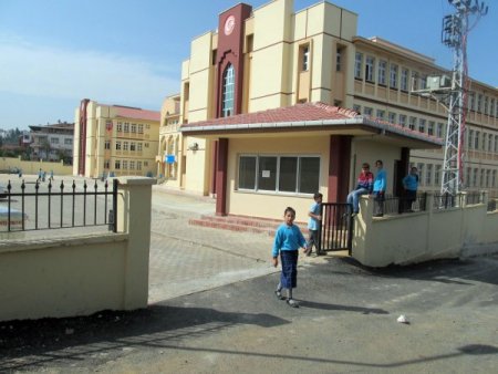 Üzerine okul kapısı devrilen çocuk ölümle pençeleşiyor