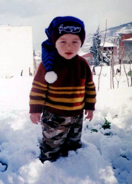 Üzerine okul kapısı devrilen çocuk ölümle pençeleşiyor