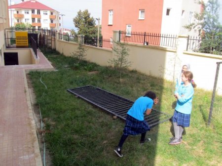 Üzerine okul kapısı devrilen çocuk ölümle pençeleşiyor