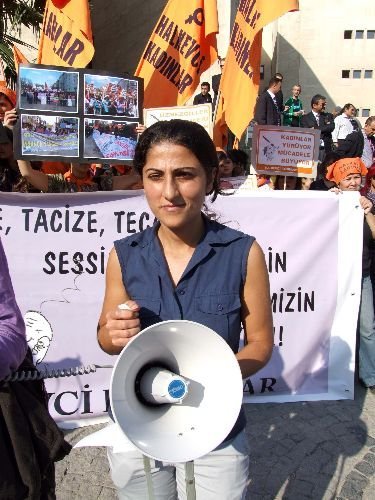 Üzmez'e Şemsiyeyle Vuran Kadınlar Yargılanıyor